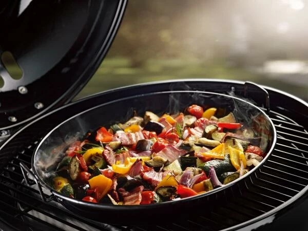 Outdoorchef Gourmetset M Für 480/ 570 Gaskugelgrill, Bestehend Aus Backblech Und Gourmetpfanne – Bild 2