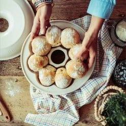 Emile Henry Brotkranz-Backform Rund In Creme -Kitchenaid Shop EH 5505 Life PainCouronne CrownBaker TopView V HD min 1