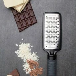Microplane 2-Wege-Reibe Home In Rot -Kitchenaid Shop MP Home Series Ribbon Grater 44009 chocolate neu 1 l