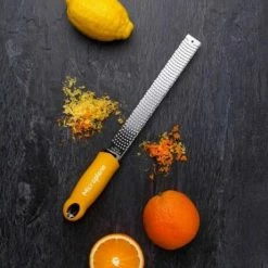 Microplane Zester/Reibe Premium In Weiß -Kitchenaid Shop MP Premium Classic Series Zester 46620 citrus neu 2 l