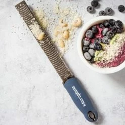 Microplane Zester-Reibe PREMIUM CLASSIC In Denim Blau -Kitchenaid Shop Microplane Premium Classic 46223 Zester Denim Blue Smoothie Bowl 2